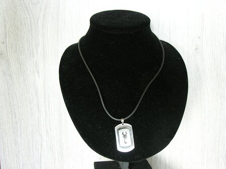 Rubber ketting met hanger schorpioen, 45cm, zwart-zilverkleur