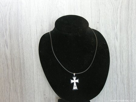 Rubber ketting met kruis &amp; salamander, 45cm, zwart-zilverkleur